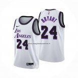 Maglia Los Angeles Lakers Kobe Bryant NO 24 Ciudad 2022-23 Blanco